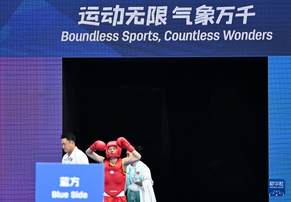 与曼苏里安, 中国选手李, 会武术女子 与曼苏里安, 中国选手李, 会武术女子