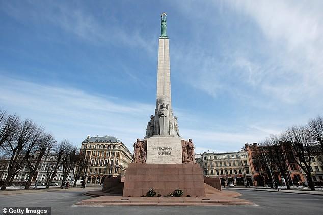 邮报：因担心英格兰球迷小便，拉脱维亚著名纪念碑被围栏罩起