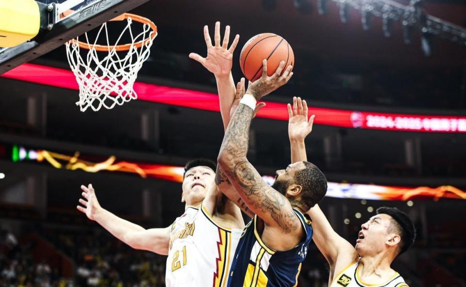 场均轰26+7！广东功勋外援或重返CBA，朱芳雨会出手抢人吗